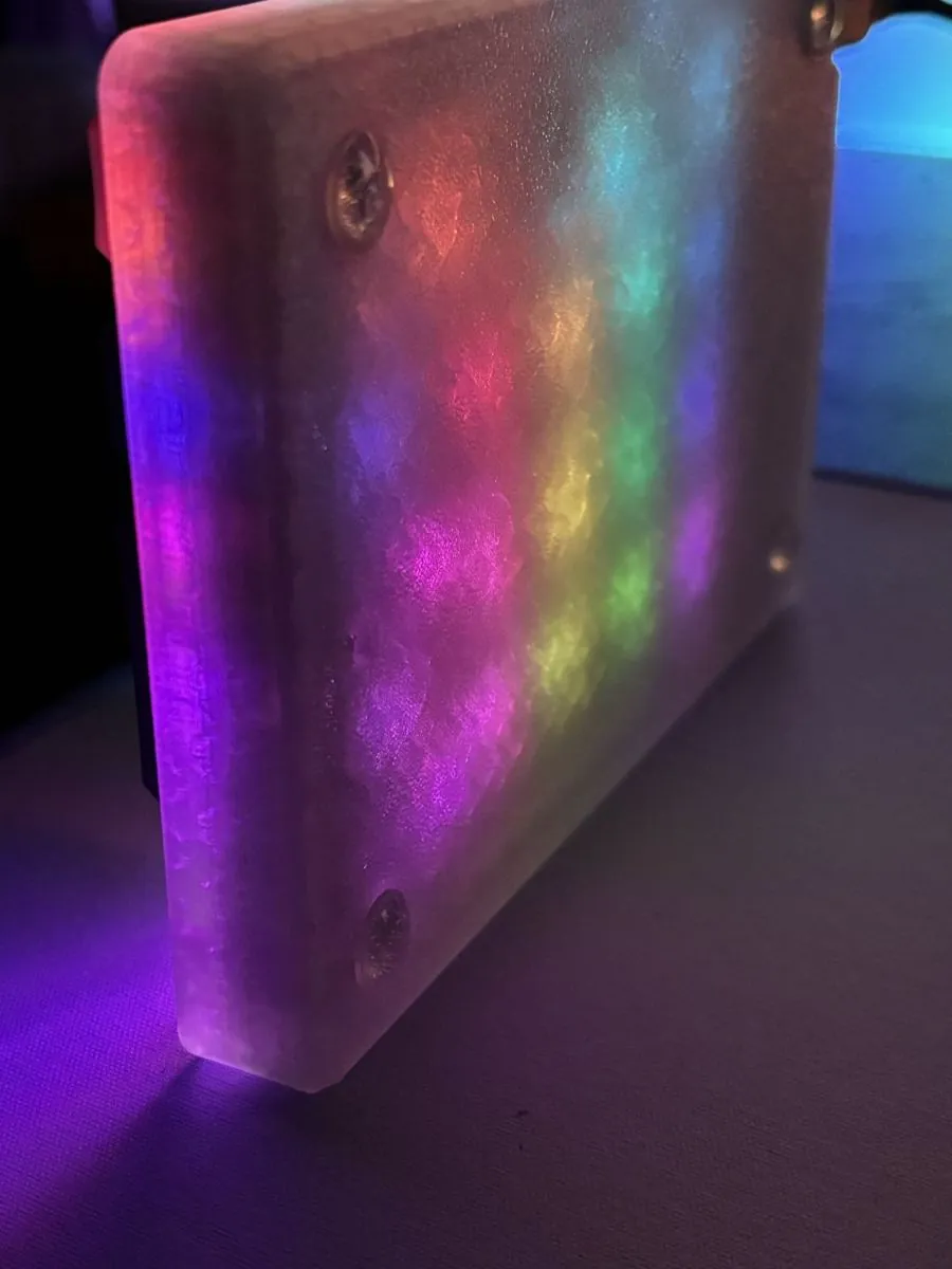 Le boîtier translucide illuminé, vu de près