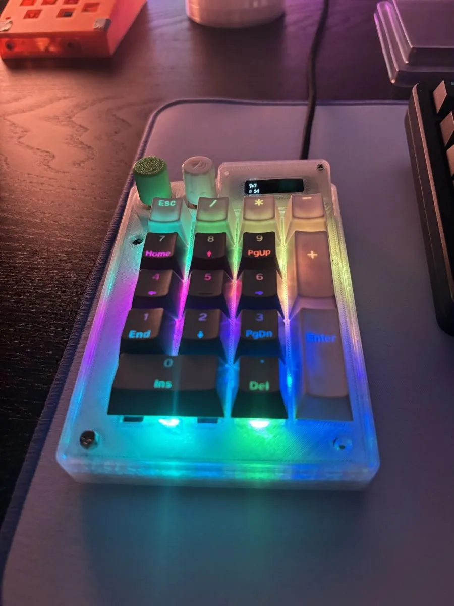 Gros plan en biais sur les touches, le boîtier translucide diffuse le RGB