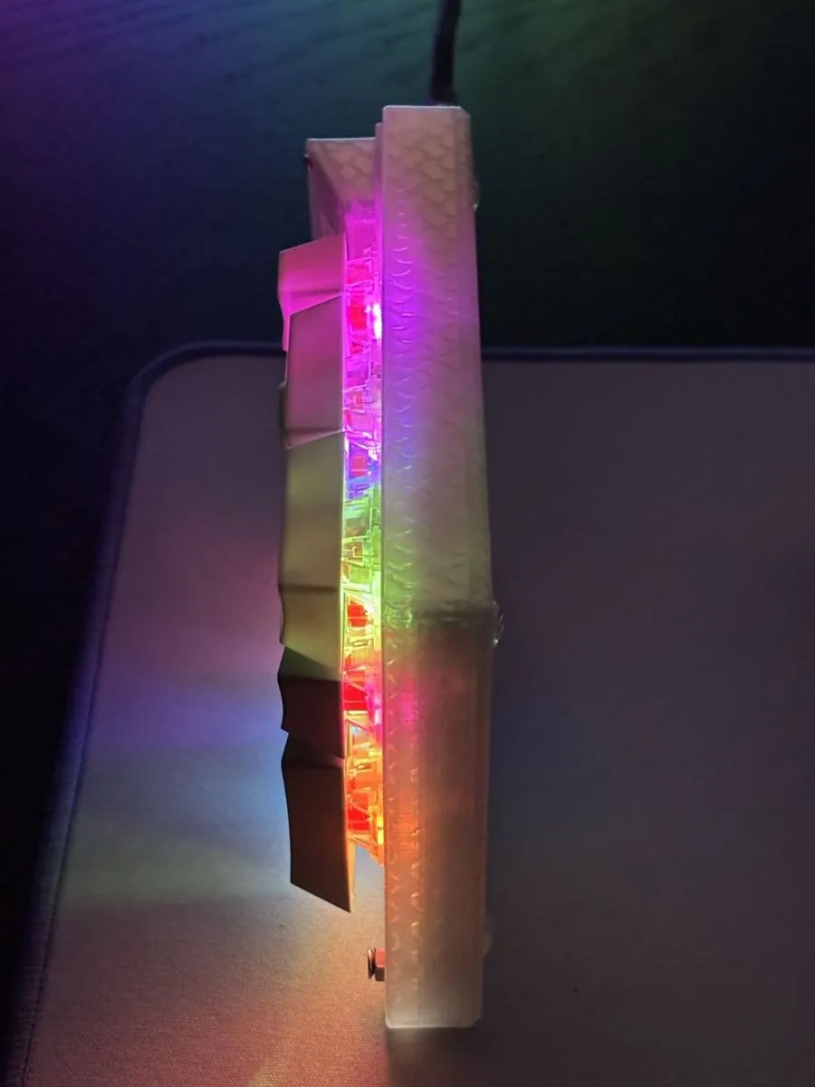 Vue de profil : le boîtier sandwich et son éclairage sur la tranche